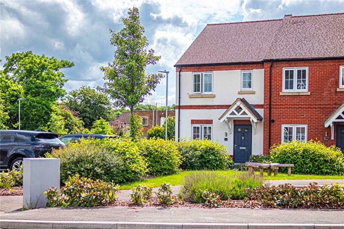 2 Bedroom End Of Terrace House For Sale In Lakeside Avenue, Kings Langley, Hertfordshire, WD4