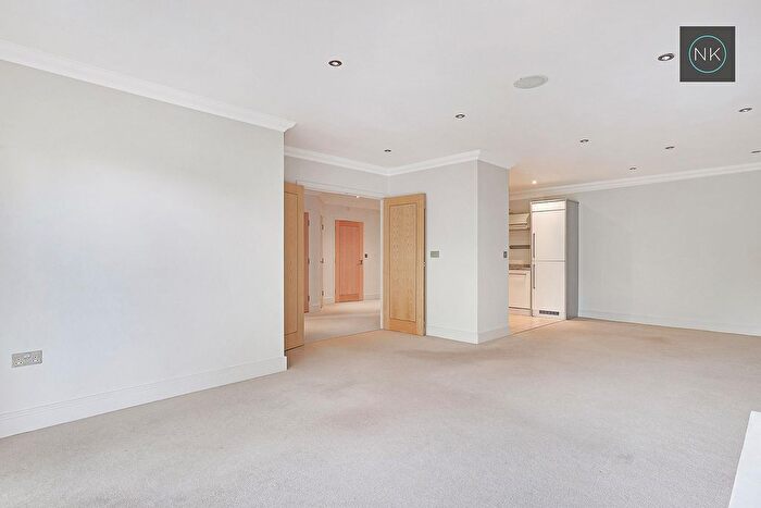 2 Bedroom Flat For Sale In Roebuck Heights, North End, Buckhurst Hill, Essex, IG9