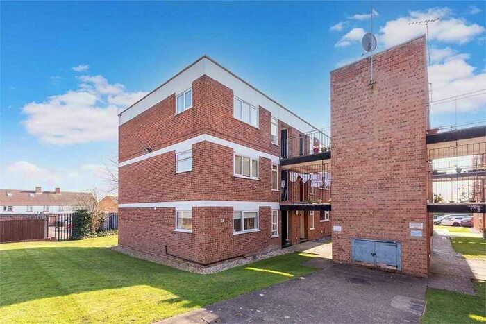 1 Bedroom Apartment For Sale In Hunter Court, Huntercombe Lane North, Burnham, SL1