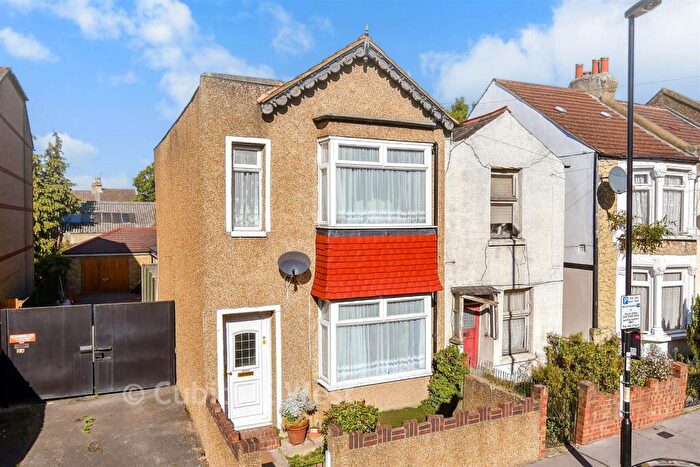 3 Bedroom End Of Terrace House For Sale In The Retreat, Thornton Heath, Surrey, CR7