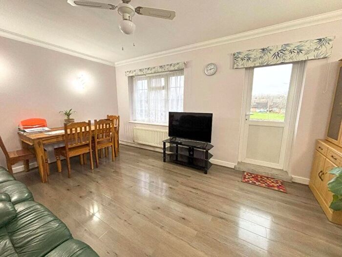 2 Bedroom Flat For Sale In Eastham Crescent, Brentwood, Essex, CM13