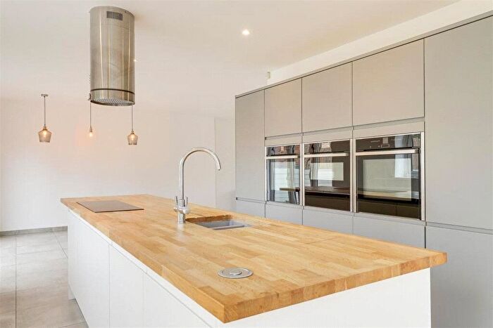 3 Bedroom Flat To Rent In Beechcroft Ave, London, NW11