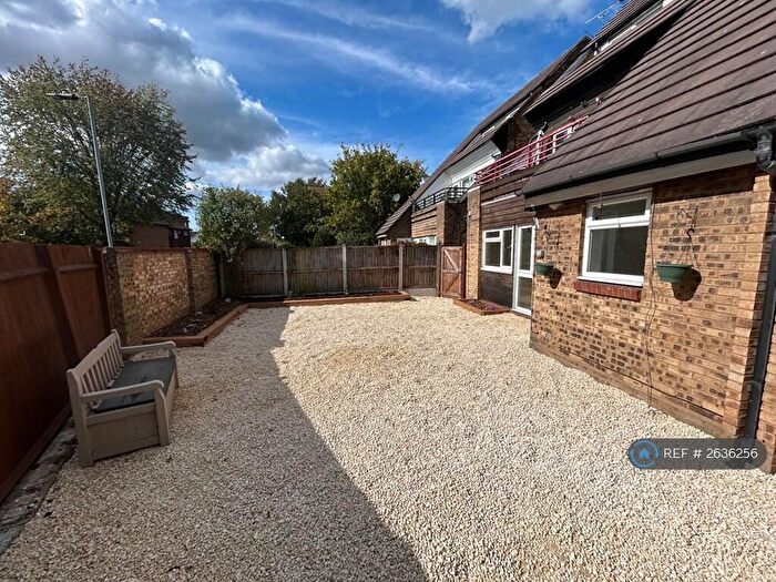 2 Bedroom Flat To Rent In Vermont Close, Basildon, SS13