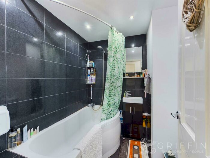 2 Bedroom Flat To Rent In Chaplaincy Gardens, Hornchurch, RM11