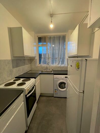 2 Bedroom Flat To Rent In Angel Close, Edmonton, N18