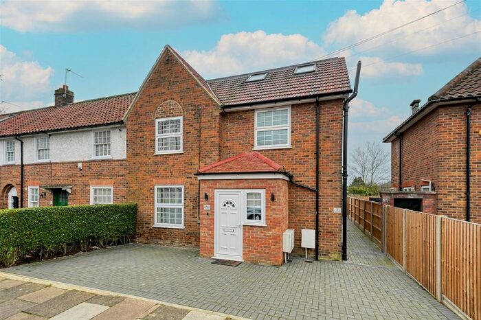 5 Bedroom Flat To Rent In Saxon Drive, London, W3