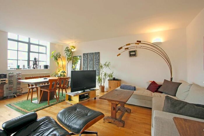 2 Bedroom Flat To Rent In New Globe Walk, Bankside, London SE1