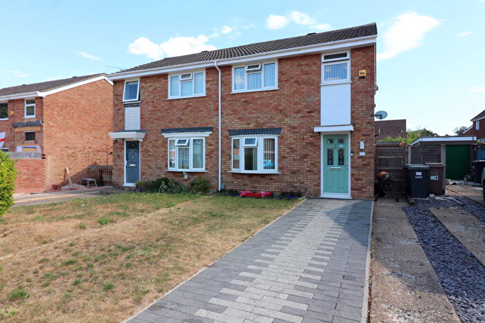 3 Bedroom Semi Detached House For Sale In Bembridge Gardens, Luton, Bedfordshire, LU3