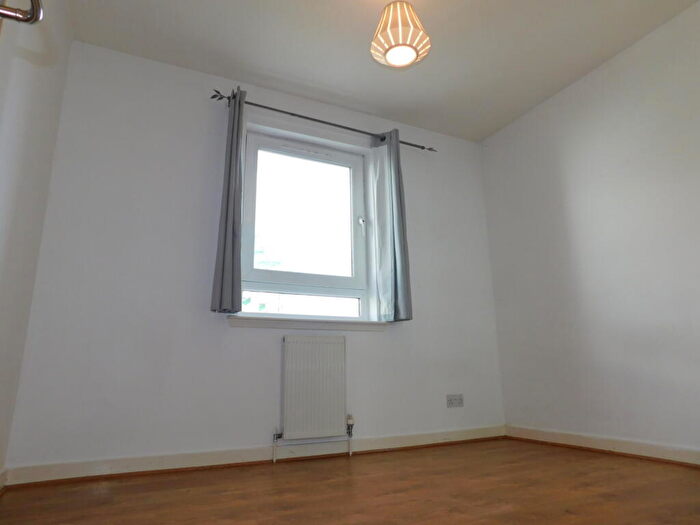 2 Bedroom Flat To Rent In , Albion Gardens, Edinburgh, EH7