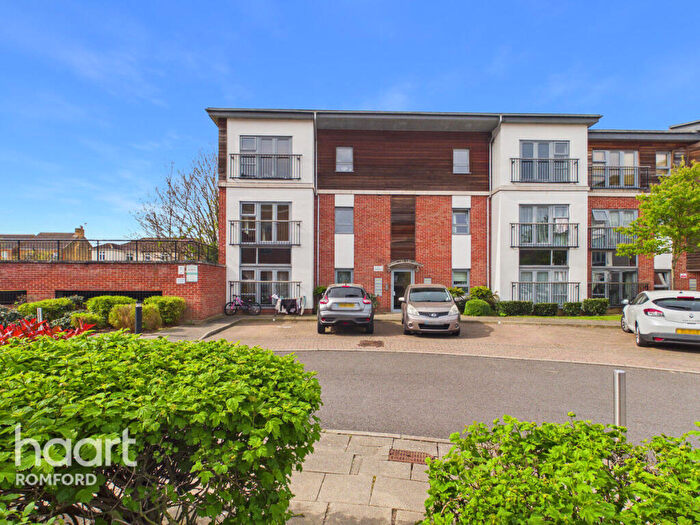 2 Bedroom Apartment For Sale In Riverside Close, Romford, RM1