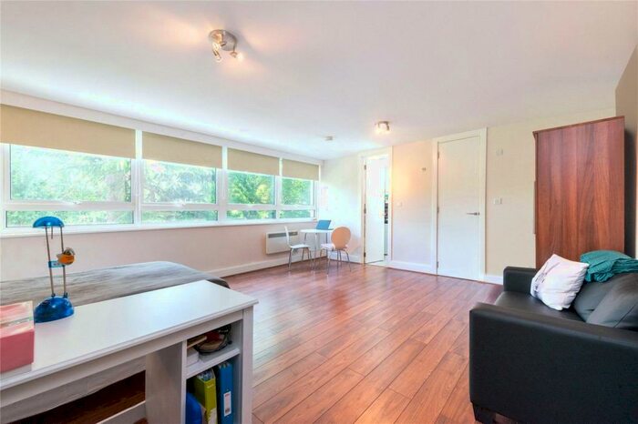 Flat To Rent In Hilltop House, Hornsey Lane, Highgate, London, N6