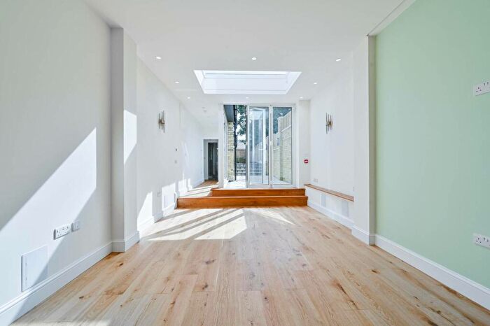 3 Bedroom Flat To Rent In Gloucester Drive, Finsbury Park, London, N4