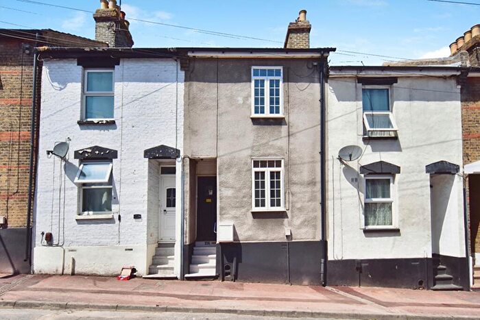 3 Bedroom Terraced House For Sale In Castle Road, Chatham, Kent, ME4