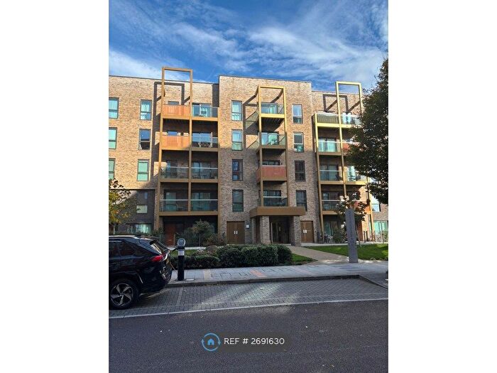 3 Bedroom Flat To Rent In Newington House, London, NW9