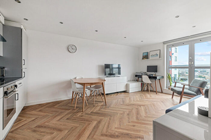 2 Bedroom Apartment For Sale In Balmes Road, London, N1