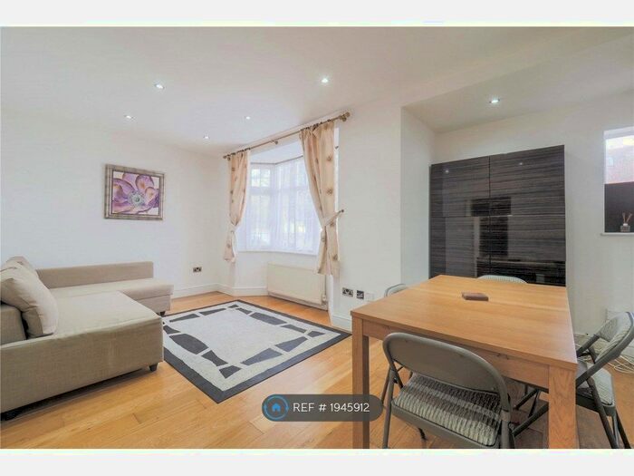 2 Bedroom Flat To Rent In Selborne Gardens, London, NW4