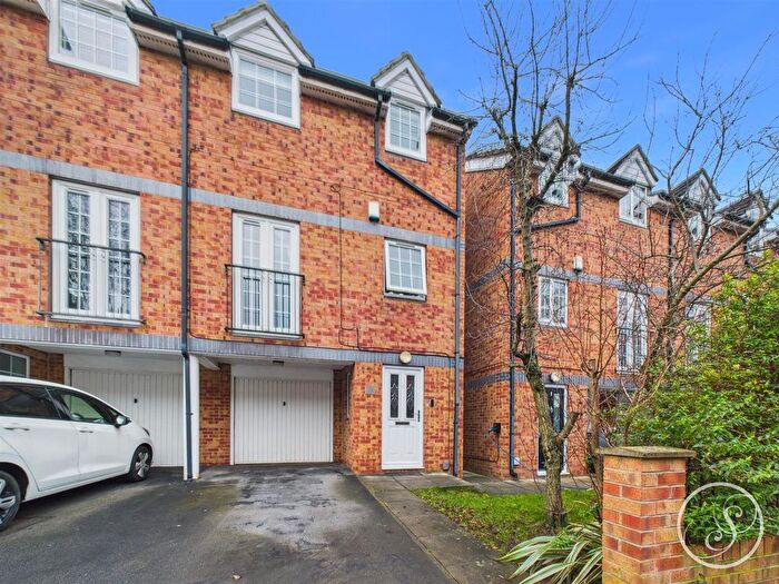 3 Bedroom Town House For Sale In Birch Avenue, Halton, Leeds, LS15