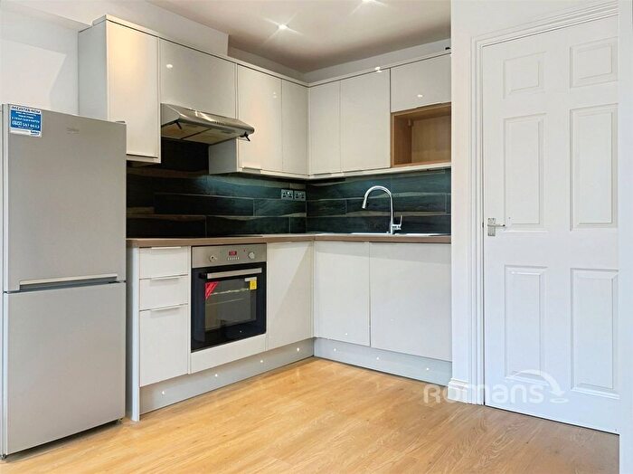 3 Bedroom Flat To Rent In East Street, Farnham, Surrey, GU9