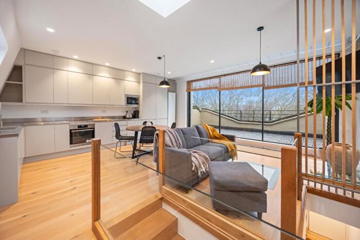 3 Bedroom Flat To Rent In South Hill Park, Hampstead, NW3