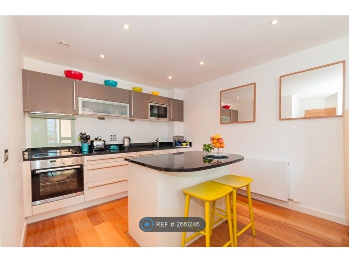 2 Bedroom Flat To Rent In Watermans Place, Leeds, LS1