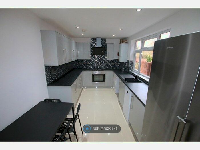 6 Bedroom Terraced House To Rent In Grange Avenue, Reading, RG6