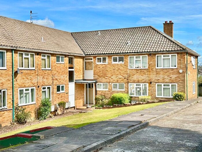 2 Bedroom Flat For Sale In York Road, New Barnet, EN5