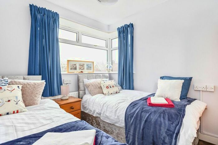 2 Bedroom Flat To Rent In Cecil Court, Ryndleside, Scarborough, North Yorkshire, YO12