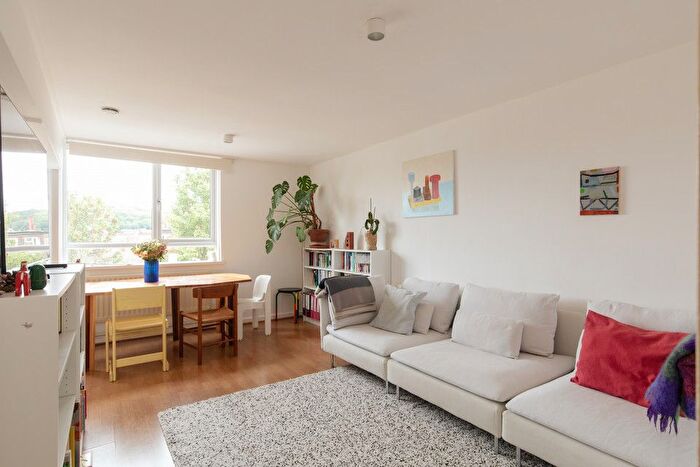 2 Bedroom Flat For Sale In Cheltenham Road, Nunhead, SE15