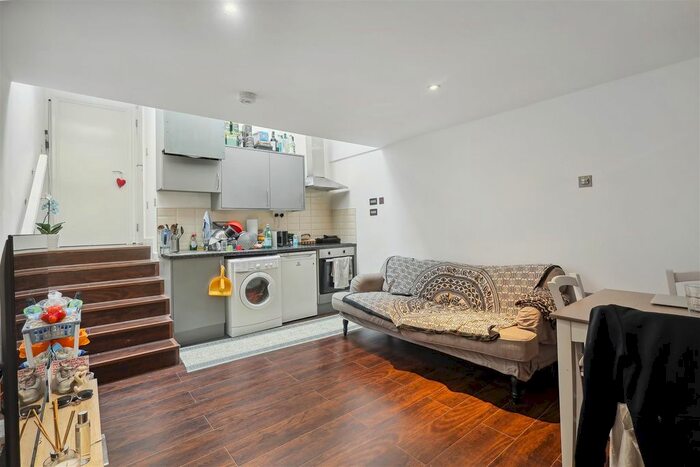 2 Bedroom Flat To Rent In North End Road, London, SW6