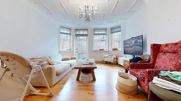 4 Bedroom Flat To Rent In Oakwood Court, London, W14