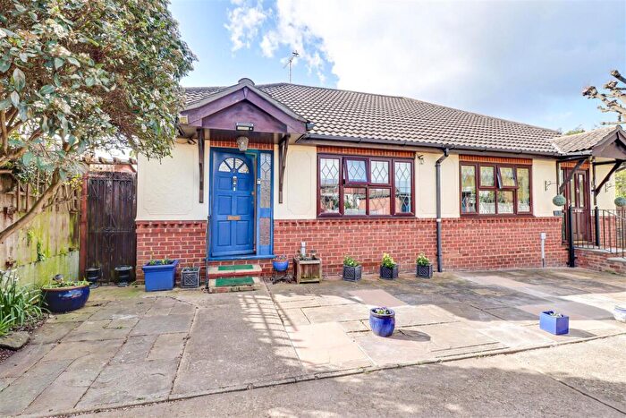 2 Bedroom Bungalow For Sale In Kingsway Chase, Westcliff-On-Sea, SS0