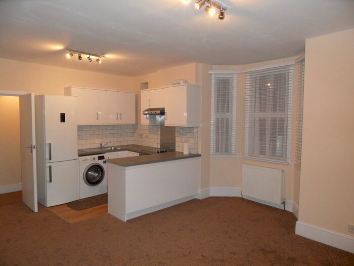 2 Bedroom Flat To Rent In Lessingham Avenue, Tooting, SW17