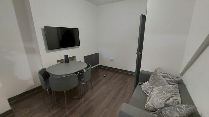 Studio To Rent In York Road, London, N18