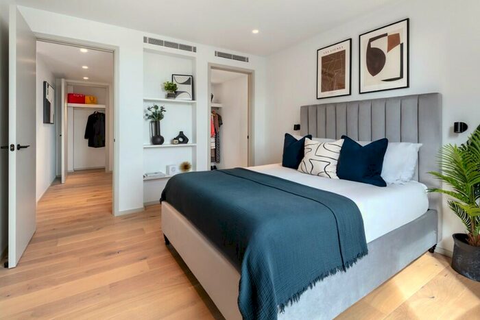 3 Bedroom Apartment To Rent In , LL55