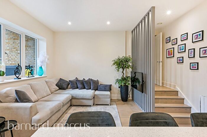 2 Bedroom Flat To Rent In The Broadway, London, W5