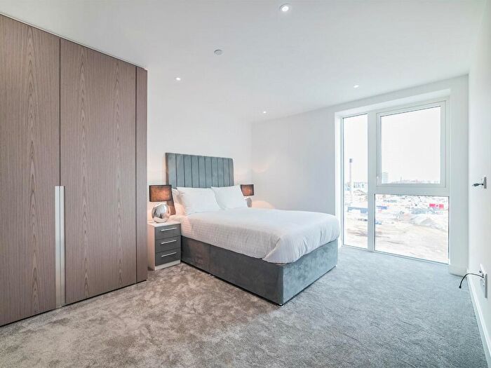 2 Bedroom Apartment To Rent In Vaughan Way, London Dock, E1W