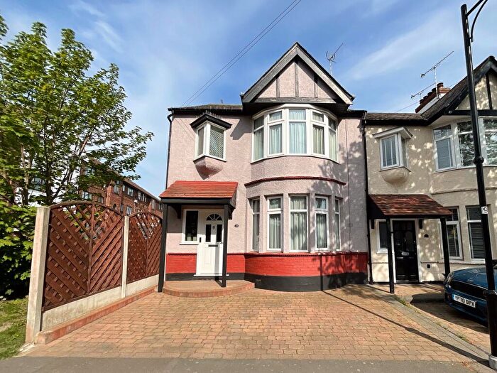 4 Bedroom Semi-Detached House For Sale In Leigh Cliff Road, Leigh-on-Sea, SS9