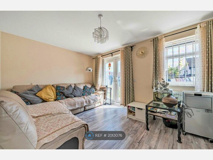 3 Bedroom Semi-Detached House To Rent In Metcombe Way, Manchester, M11