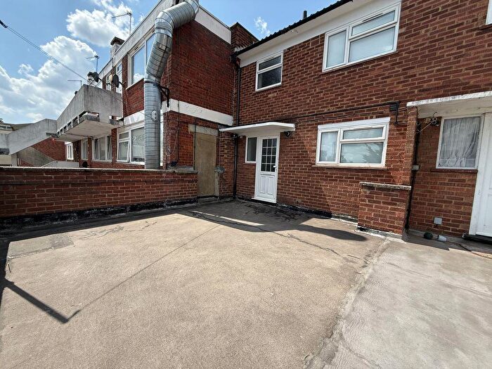 2 Bedroom Maisonette To Rent In High Street, Potters Bar, EN6