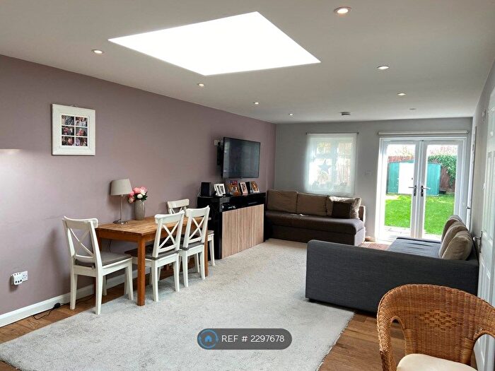 2 Bedroom Flat To Rent In Pond Meadow, Guildford, GU2