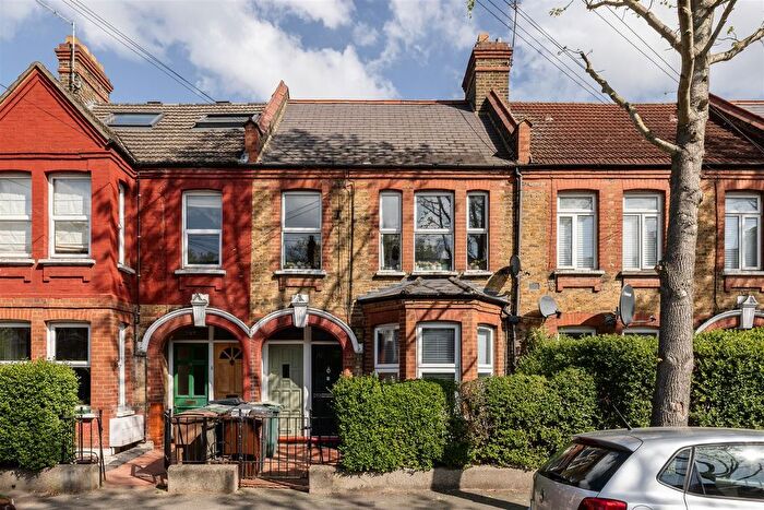 2 Bedroom Flat For Sale In Brettenham Road, Walthamstow, E17