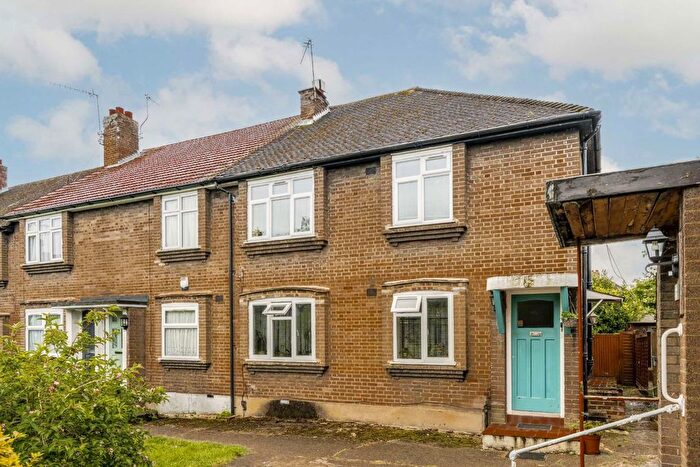 2 Bedroom Flat To Rent In Gifford Gardens, Hanwell, W7