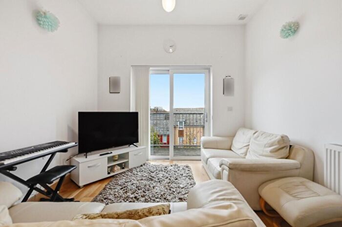 2 Bedroom Apartment For Sale In Saxton Close, Grays, Essex, RM17