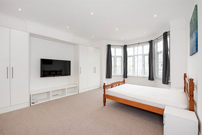 5 Bedroom Flat To Rent In Hanger Lane, Ealing, W5