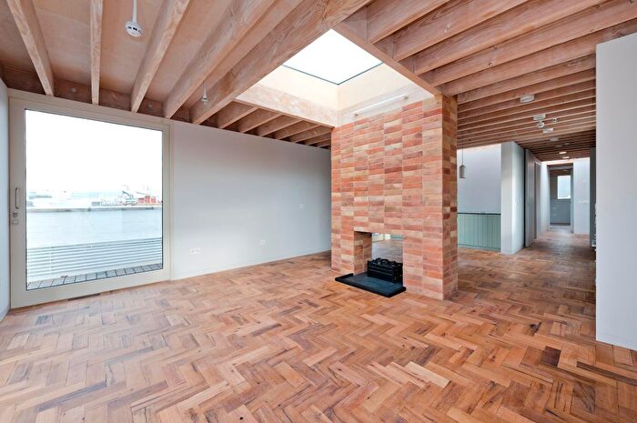 2 Bedroom Flat To Rent In Woodstock Grove, London, Uk, W12