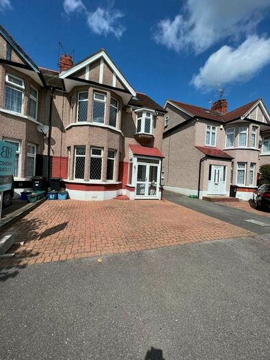 4 Bedroom Semi-Detached House To Rent In Collinwood Gardens, Ilford, Essex, IG5