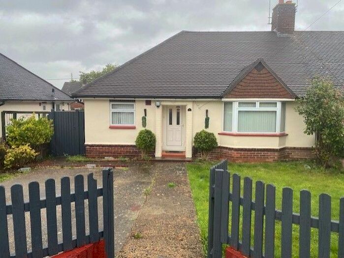 3 Bedroom Bungalow To Rent In Stilwell Close, Yateley, GU46