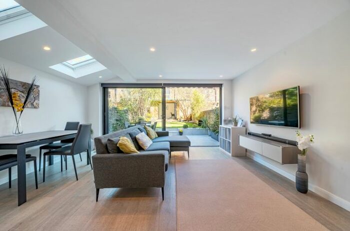 2 Bedroom Flat To Rent In Loftus Road, London, W12