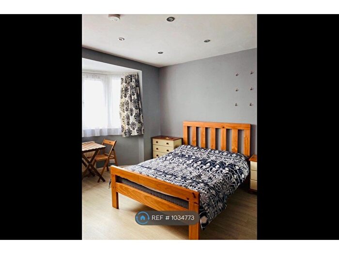 Studio To Rent In Highfield Avenue, London, NW11