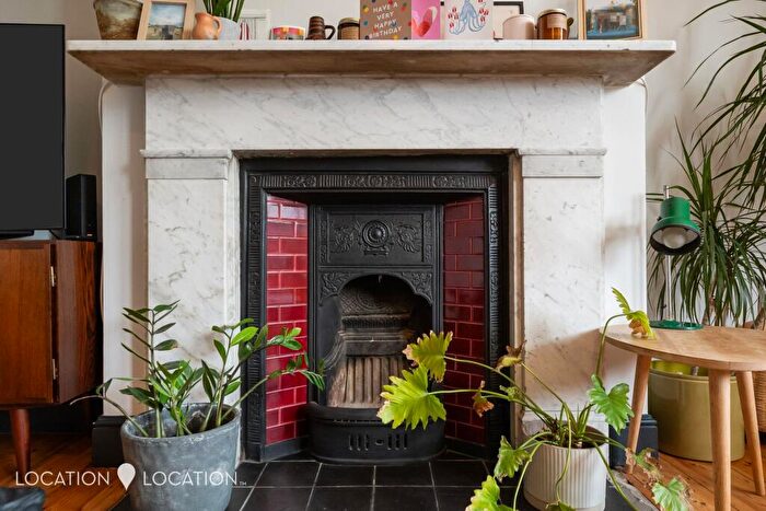 2 Bedroom Flat For Sale In Cranwich Road, London, N16